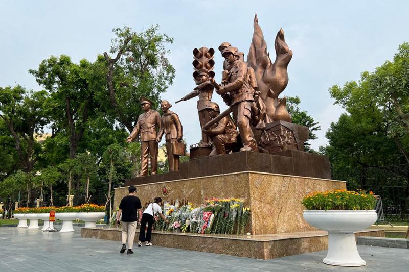 Hình ảnh người lính cứu hỏa cõng nạn nhân ra khỏi đám cháy, tượng trưng cho ý nghĩa nhân văn của Đội Cứu Hộ Sinh Tử.